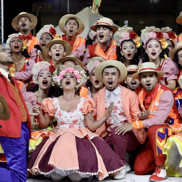 Pessoas dançando em um festival de cultura popular.