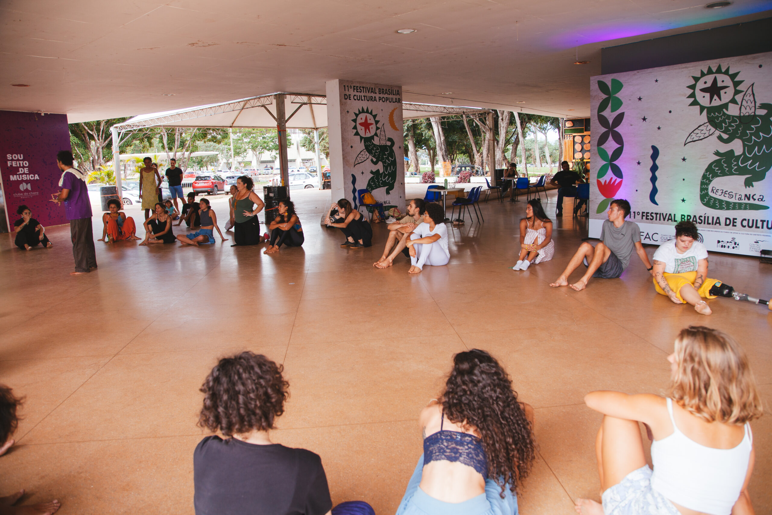 Artistas no palco do festival.