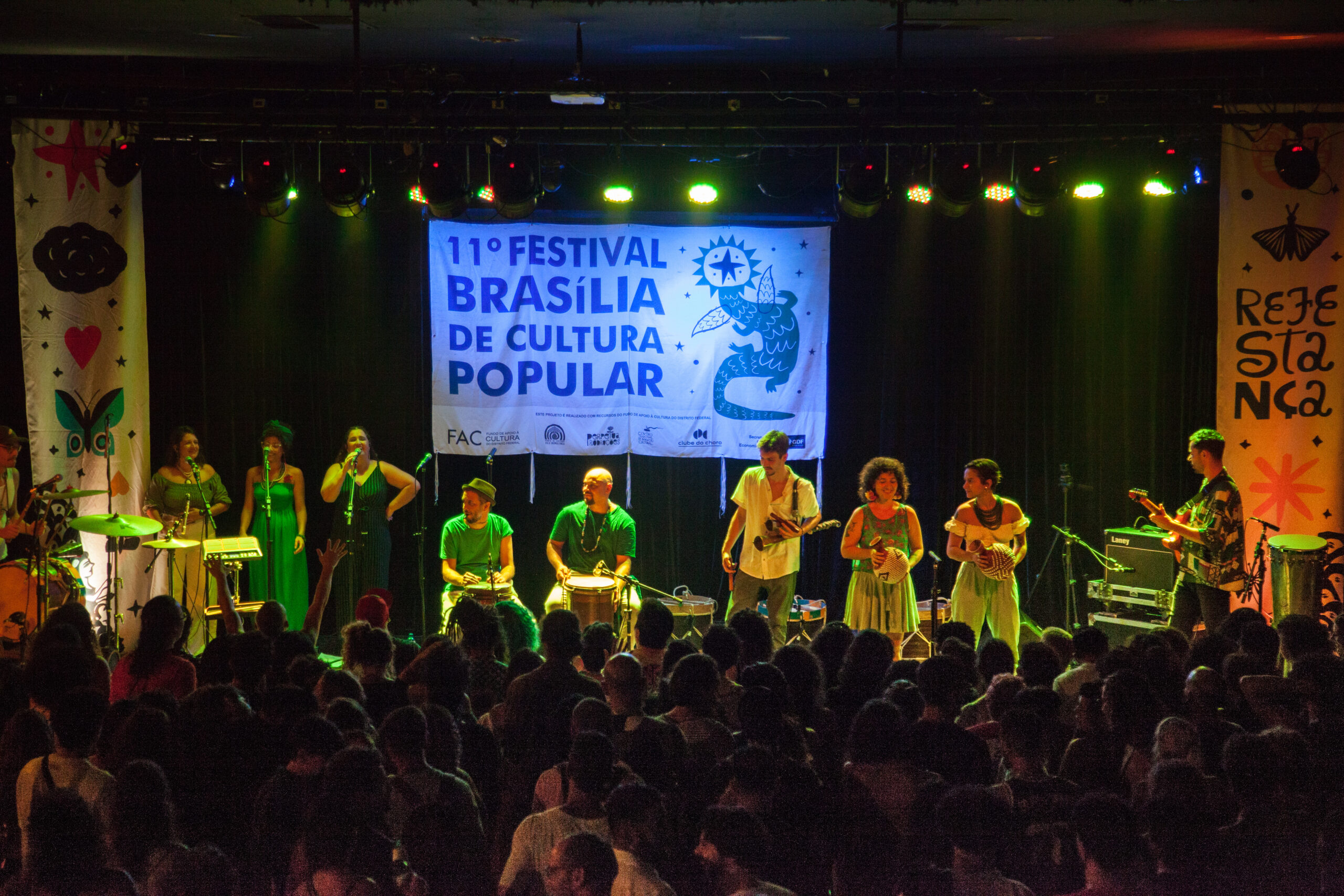Pessoas dançando em um festival de cultura popular.