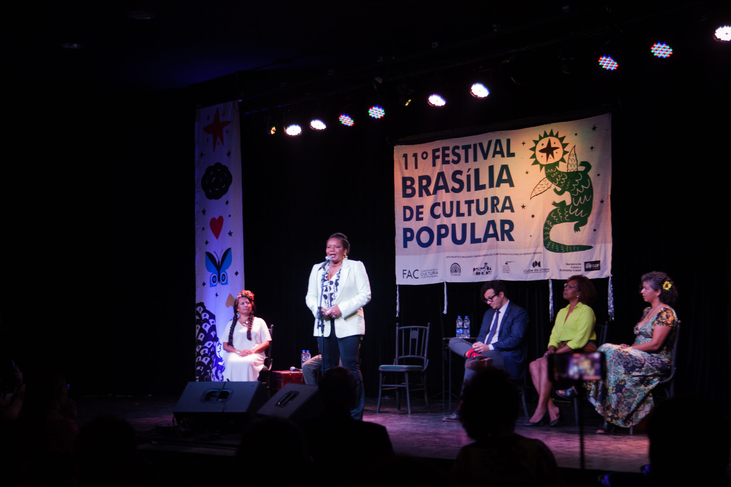 Grupo de percussão em apresentação.